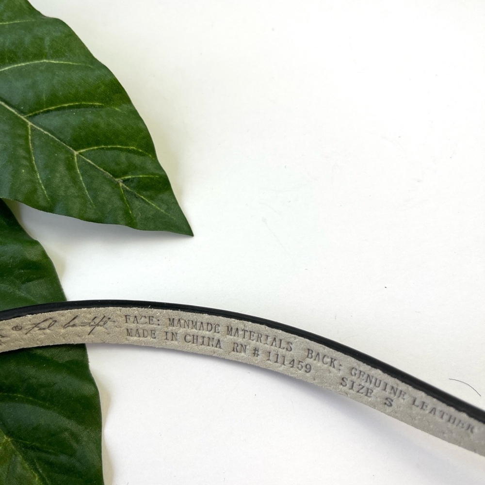 WHBM BLACK PATENT LEATHER FLOWER SKINNY BELT - Picture 6 of 8